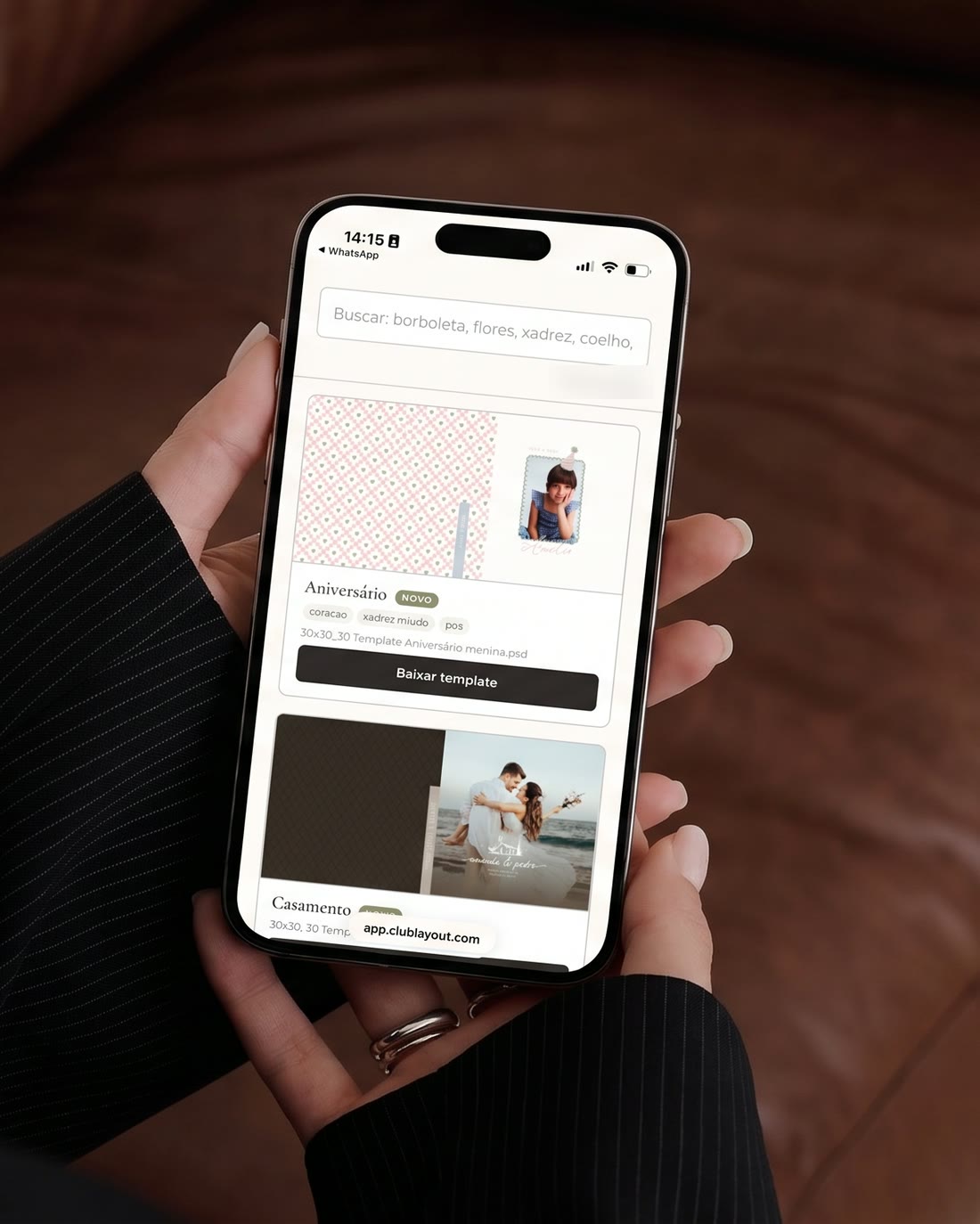 O aplicativo do Club Layout aberto no celular, com busca por tema e o botão de baixar template